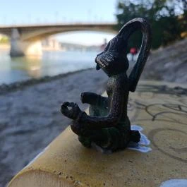 Kolodko: Meditáló nyúl miniszobor, Budapest - Külső kép