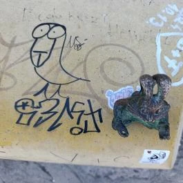 Kolodko: Meditáló nyúl miniszobor, Budapest - Külső kép