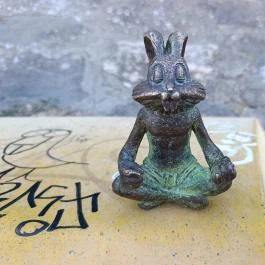Kolodko: Meditáló nyúl miniszobor, Budapest - Külső kép