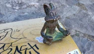 Kolodko: Meditáló nyúl miniszobor, Budapest