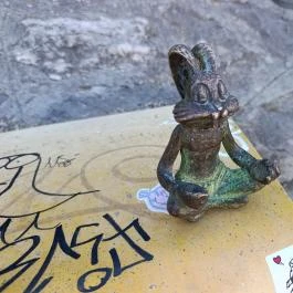 Kolodko: Meditáló nyúl miniszobor, Budapest - Külső kép