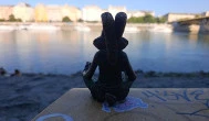 Kolodko: Meditáló nyúl miniszobor, Budapest