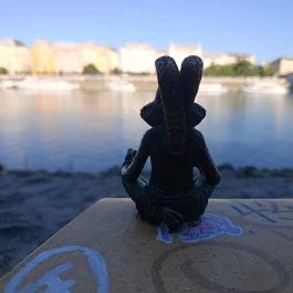 Kolodko: Meditáló nyúl miniszobor, Budapest - Külső kép