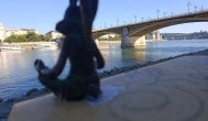 Kolodko: Meditáló nyúl miniszobor, Budapest