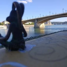 Kolodko: Meditáló nyúl miniszobor, Budapest - Külső kép
