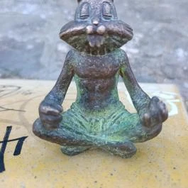Kolodko: Meditáló nyúl miniszobor, Budapest - Külső kép