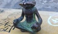 Kolodko: Meditáló nyúl miniszobor, Budapest