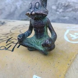 Kolodko: Meditáló nyúl miniszobor, Budapest - Külső kép