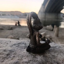 Kolodko: Meditáló nyúl miniszobor, Budapest - Külső kép