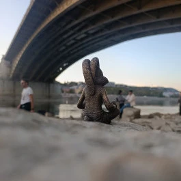 Kolodko: Meditáló nyúl miniszobor, Budapest - Külső kép