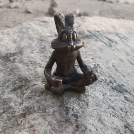 Kolodko: Meditáló nyúl miniszobor, Budapest - Külső kép