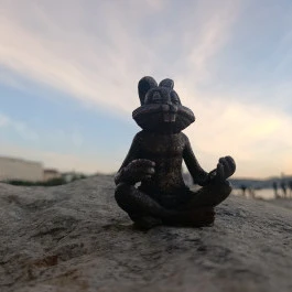 Kolodko: Meditáló nyúl miniszobor, Budapest - Külső kép