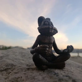 Kolodko: Meditáló nyúl miniszobor, Budapest - Külső kép