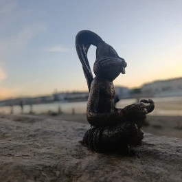 Kolodko: Meditáló nyúl miniszobor, Budapest - Külső kép