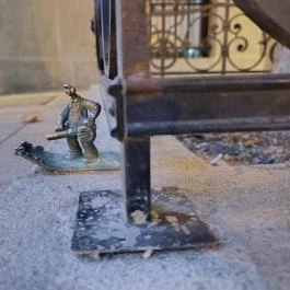 Kolodko: Pénzseprő miniszobor Budapest - Külső kép