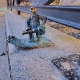 Kolodko: Pénzseprő miniszobor Budapest - Külső kép
