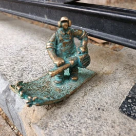 Kolodko: Pénzseprő miniszobor, Budapest - Külső kép