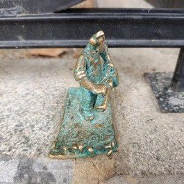 Kolodko: Pénzseprő miniszobor, Budapest - Külső kép
