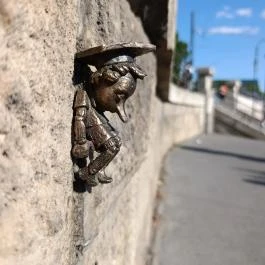 Kolodko: Pinokkió miniszobor, Budapest - Külső kép