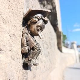 Kolodko: Pinokkió miniszobor, Budapest - Külső kép
