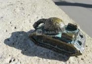 Kolodko: Szomorú tank miniszobra Budapest
