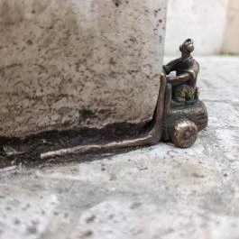 Kolodko: Targoncás miniszobor, Budapest - Külső kép