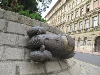 Kolodko: A tizennégy karátos autó miniszobor Budapest