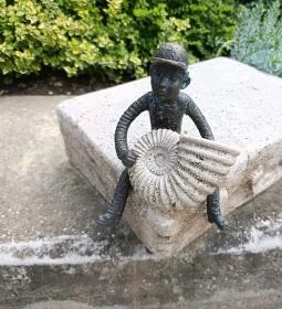 Kolodko: Utcazenész miniszobor