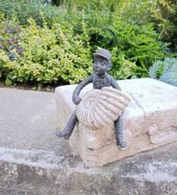 Kolodko: Utcazenész miniszobor