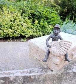 Kolodko: Utcazenész miniszobor