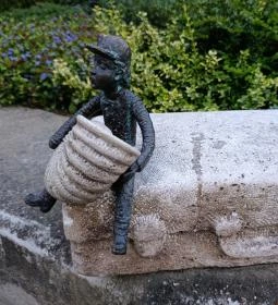 Kolodko: Utcazenész miniszobor