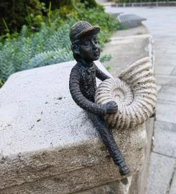 Kolodko: Utcazenész miniszobor