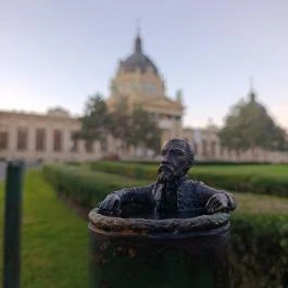 Kolodko: Zsigmondy Vilmos miniszobor, Budapest - Külső kép