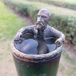 Kolodko: Zsigmondy Vilmos miniszobor, Budapest - Külső kép