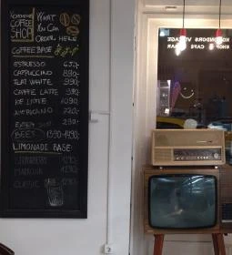 Komondors Vintage Shop & Café