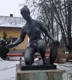 19. legjobb látnivaló: Korsós lány szobor