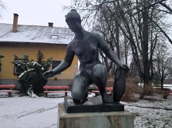 Korsós lány szobor Vác