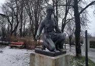 Korsós lány szobor Vác