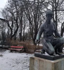 Korsós lány szobor