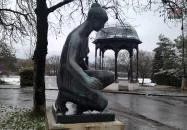 Korsós lány szobor Vác