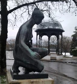 Korsós lány szobor