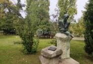 Kosztolányi Dezső szobra Budapest