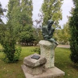 Kosztolányi Dezső szobra Budapest - Egyéb