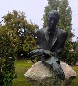 Kosztolányi Dezső szobra