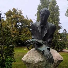 Kosztolányi Dezső szobra Budapest - Egyéb
