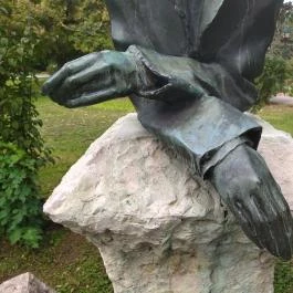 Kosztolányi Dezső szobra Budapest - Egyéb