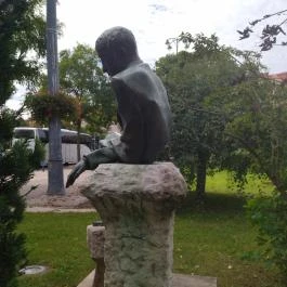 Kosztolányi Dezső szobra Budapest - Egyéb