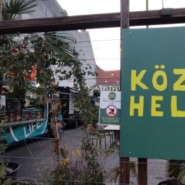 Köz_hely Budapest - Külső kép