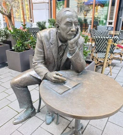Krúdy Gyula szobra