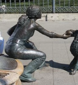 Kutyás lány szobor